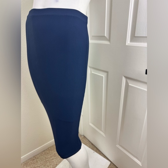 Nadia Tarr Elegant Navy Blue Ribbed Skirt Size Large.    #207 - Picture 2 of 11